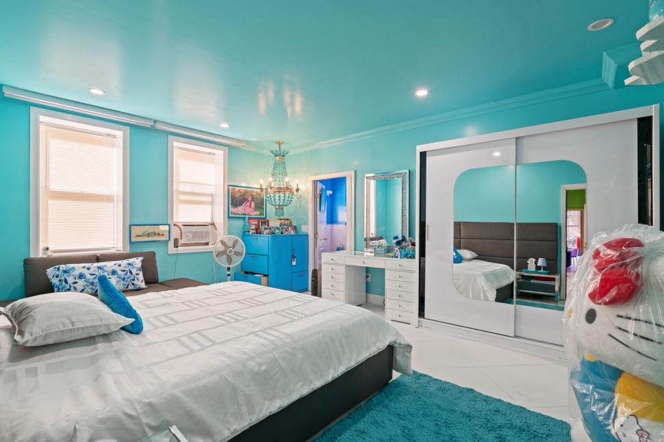 O casă extrem de colorată scoasă la vânzare și secretul ei întunecat. Cui îi aparține și de ce proprietarul vrea să scape rapid de ea 1008296