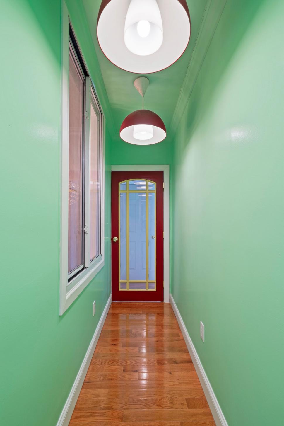 O casă extrem de colorată scoasă la vânzare și secretul ei întunecat. Cui îi aparține și de ce proprietarul vrea să scape rapid de ea 1008297