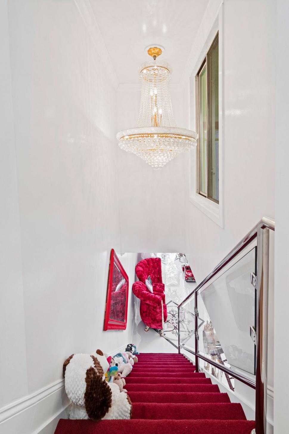 O casă extrem de colorată scoasă la vânzare și secretul ei întunecat. Cui îi aparține și de ce proprietarul vrea să scape rapid de ea 1008298