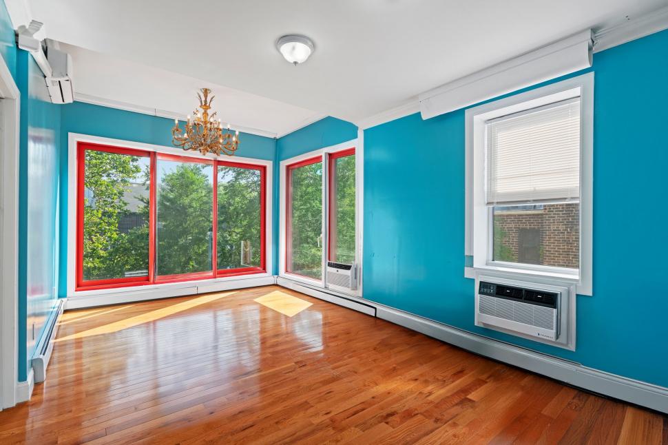 O casă extrem de colorată scoasă la vânzare și secretul ei întunecat. Cui îi aparține și de ce proprietarul vrea să scape rapid de ea 1008299