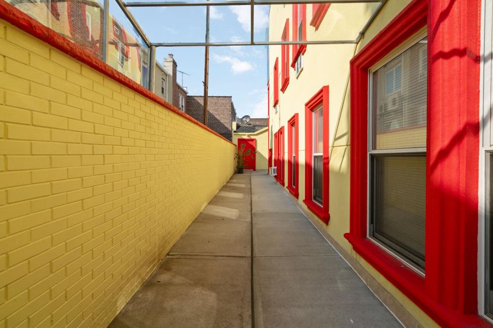 O casă extrem de colorată scoasă la vânzare și secretul ei întunecat. Cui îi aparține și de ce proprietarul vrea să scape rapid de ea 1008300