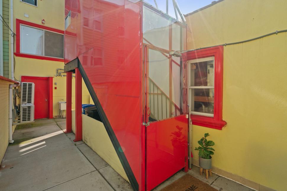 O casă extrem de colorată scoasă la vânzare și secretul ei întunecat. Cui îi aparține și de ce proprietarul vrea să scape rapid de ea 1008301