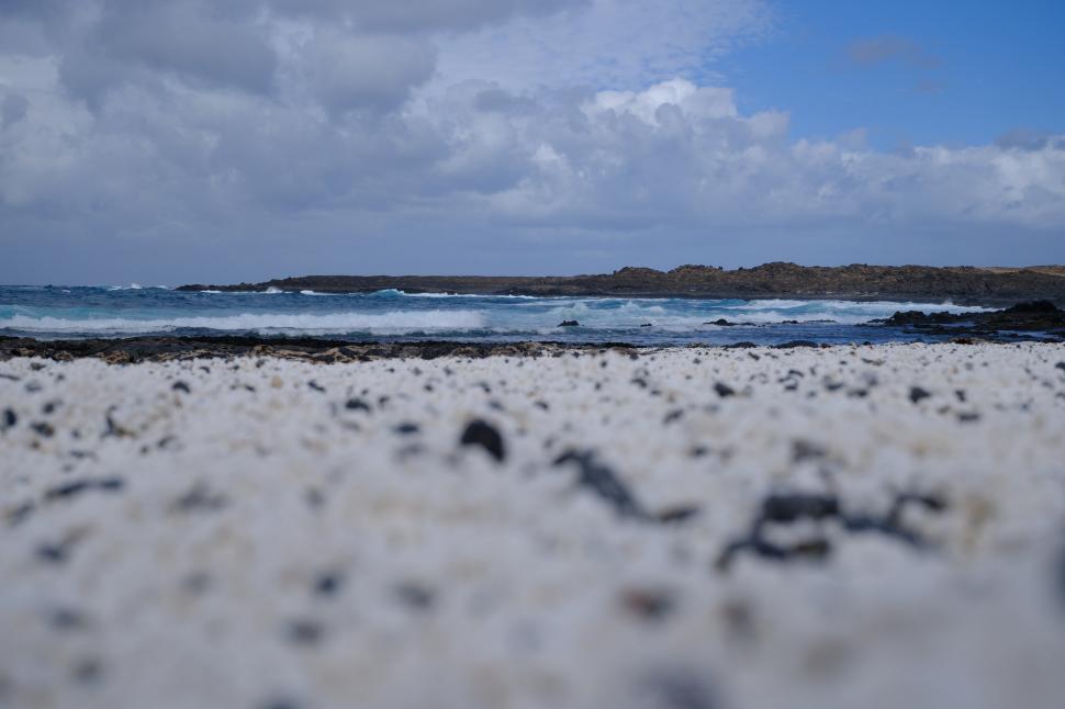 Pe ”Plaja Popcorn” nu stai pe șezlong și nu mergi să faci baie. Dincolo de imaginile ireale, există o explicație pentru nisipul bizar 1008389