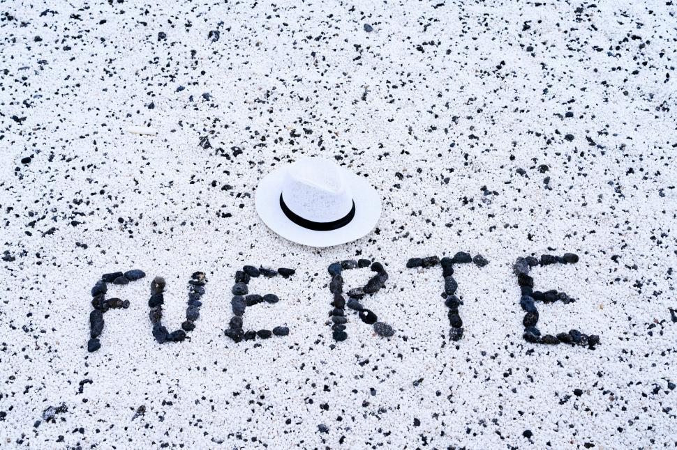 Pe ”Plaja Popcorn” nu stai pe șezlong și nu mergi să faci baie. Dincolo de imaginile ireale, există o explicație pentru nisipul bizar 1008390