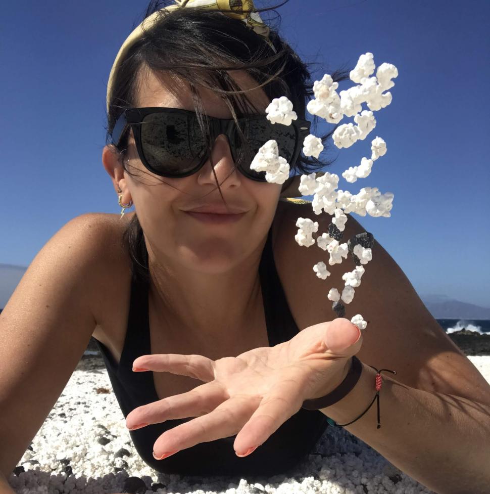 Pe ”Plaja Popcorn” nu stai pe șezlong și nu mergi să faci baie. Dincolo de imaginile ireale, există o explicație pentru nisipul bizar 1008391