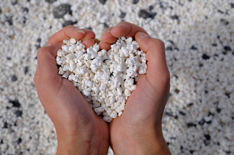 Pe ”Plaja Popcorn” nu stai pe șezlong și nu mergi să faci baie. Dincolo de imaginile ireale, există o explicație pentru nisipul bizar 1008392