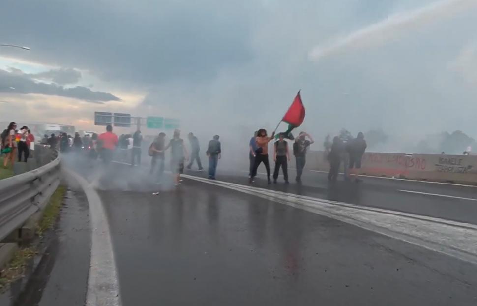 Proteste uriașe pro-Palestina în Italia. Protestatarii se bat cu polițiștii. Grevele sindicatelor și școlilor paralizează țara 1009190