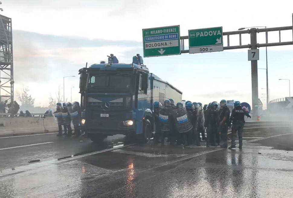 Proteste uriașe pro-Palestina în Italia. Protestatarii se bat cu polițiștii. Grevele sindicatelor și școlilor paralizează țara 1009191