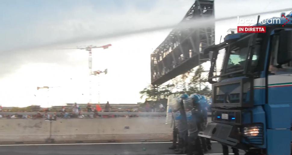 Proteste uriașe pro-Palestina în Italia. Protestatarii se bat cu polițiștii. Grevele sindicatelor și școlilor paralizează țara 1009196