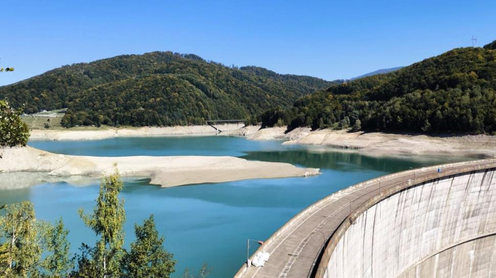 Imagini dezolante: Încă un lac celebru din România rămâne fără apă 1009457