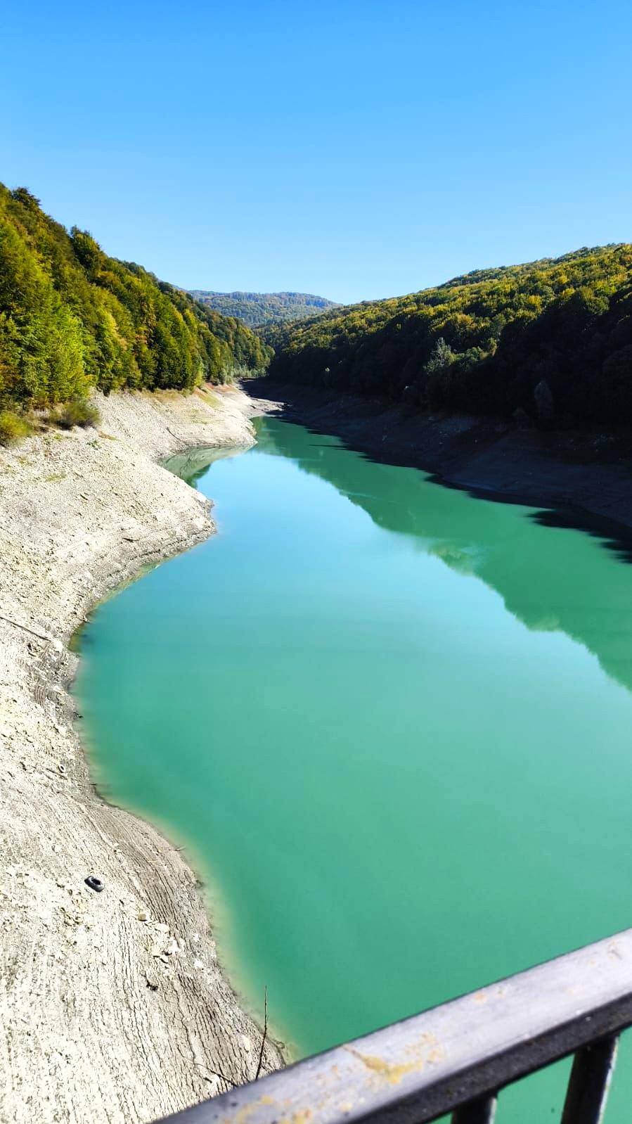 Imagini dezolante: Încă un lac celebru din România rămâne fără apă 1009459