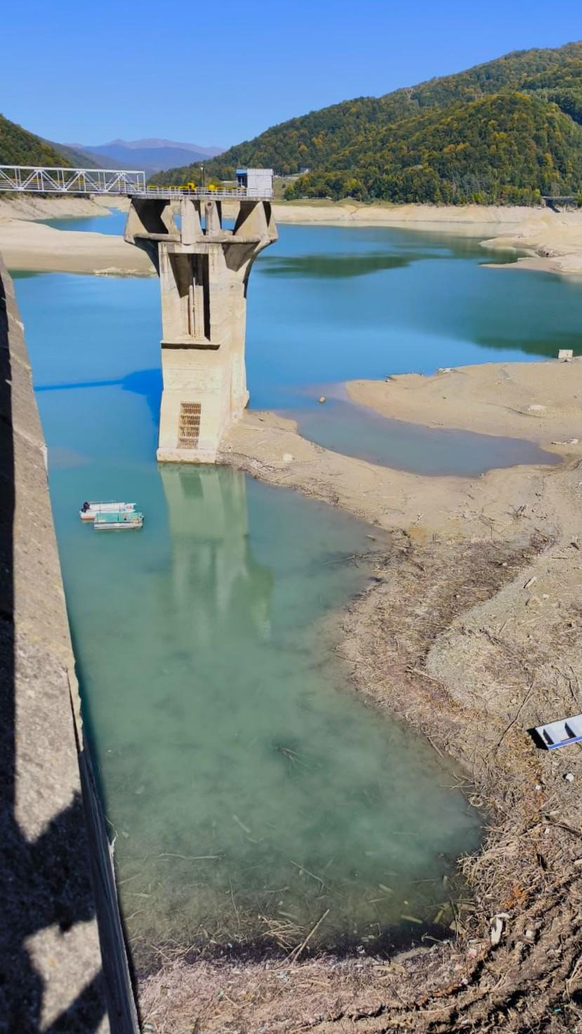 Imagini dezolante: Încă un lac celebru din România rămâne fără apă 1009460