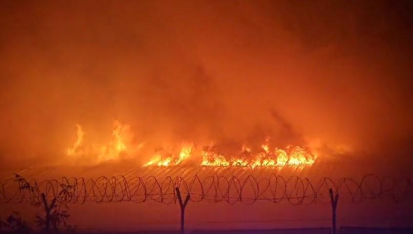 Incendiul violent din București nu a fost stins. Fumul dens se vede de la distanță. Aerul e de 7 ori mai poluat decât limita admisă 1009525