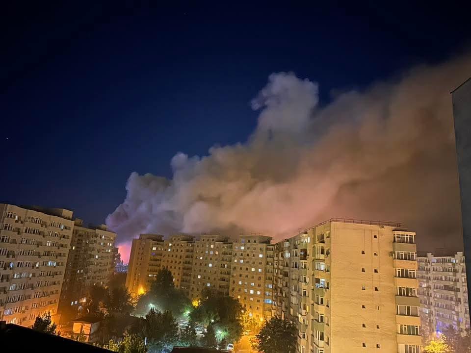 Incendiul violent din București nu a fost stins. Fumul dens se vede de la distanță. Aerul e de 7 ori mai poluat decât limita admisă 1009531