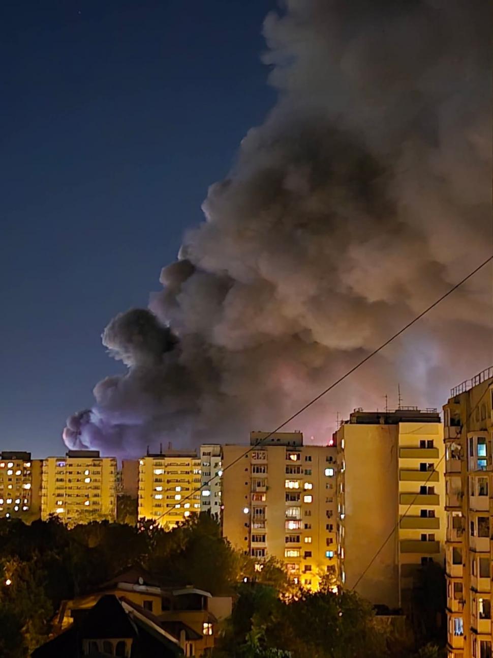 Incendiul violent din București nu a fost stins. Fumul dens se vede de la distanță. Aerul e de 7 ori mai poluat decât limita admisă 1009532