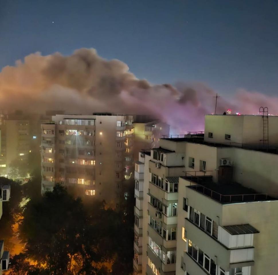 Incendiul violent din București nu a fost stins. Fumul dens se vede de la distanță. Aerul e de 7 ori mai poluat decât limita admisă 1009533