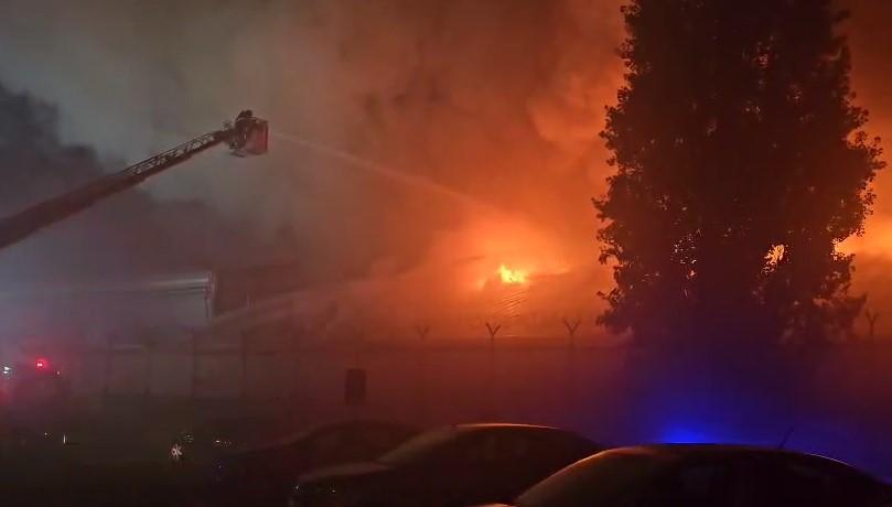 Incendiul violent din București nu a fost stins. Fumul dens se vede de la distanță. Aerul e de 7 ori mai poluat decât limita admisă 1009534