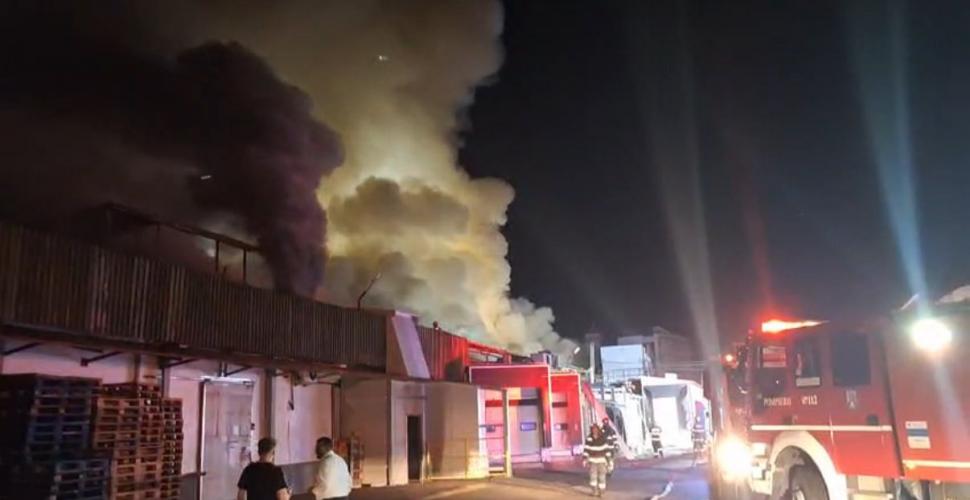 Incendiul violent din București nu a fost stins. Fumul dens se vede de la distanță. Aerul e de 7 ori mai poluat decât limita admisă 1009539