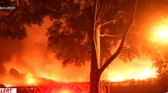 Incendiul violent din București nu a fost stins. Fumul dens se vede de la distanță. Aerul e de 7 ori mai poluat decât limita admisă 1009541