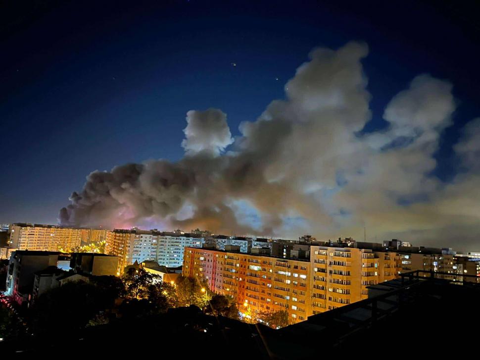Incendiul violent din București nu a fost stins. Fumul dens se vede de la distanță. Aerul e de 7 ori mai poluat decât limita admisă 1009544