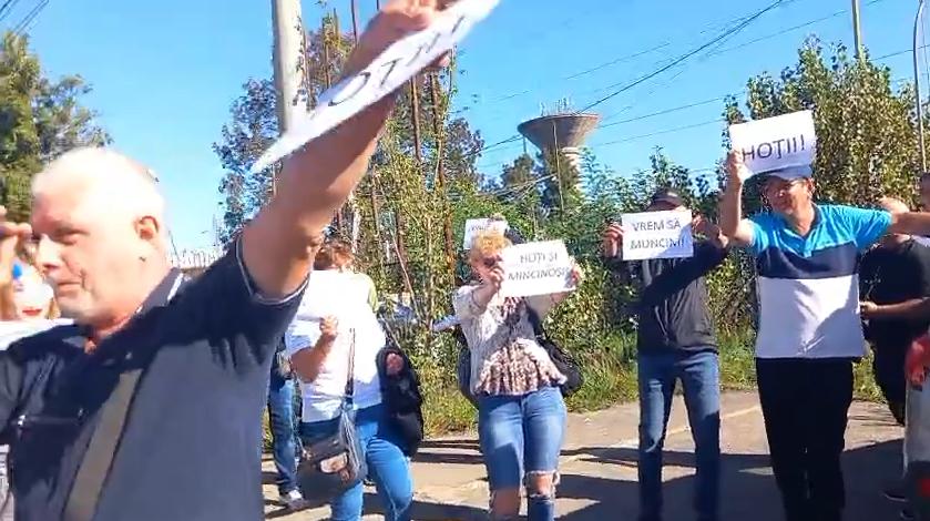 Tensiune la Hunedoara. Angajații concediați de la ArcelorMittal au intrat peste conducere. Protestatarii au blocat un drum național  1009338