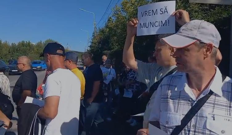 Tensiune la Hunedoara. Angajații concediați de la ArcelorMittal au intrat peste conducere. Protestatarii au blocat un drum național  1009339