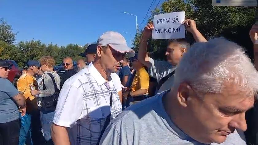 Tensiune la Hunedoara. Angajații concediați de la ArcelorMittal au intrat peste conducere. Protestatarii au blocat un drum național  1009340