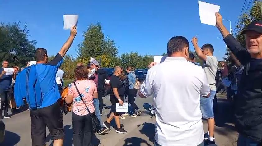 Tensiune la Hunedoara. Angajații concediați de la ArcelorMittal au intrat peste conducere. Protestatarii au blocat un drum național  1009341