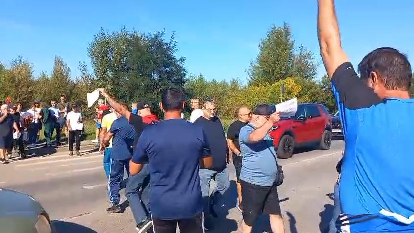 Tensiune la Hunedoara. Angajații concediați de la ArcelorMittal au intrat peste conducere. Protestatarii au blocat un drum național  1009342