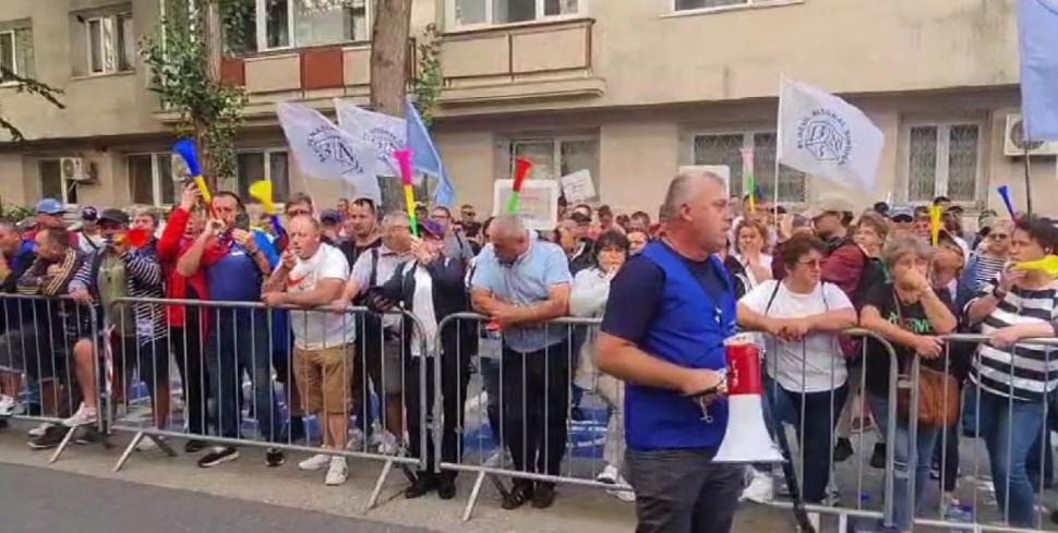 Protest la Ministerul Economiei. Angajații Damen: „Ne e foame. Nu mai avem bani din martie”. Miruță: „Vinovații sunt în altă parte” 1009737