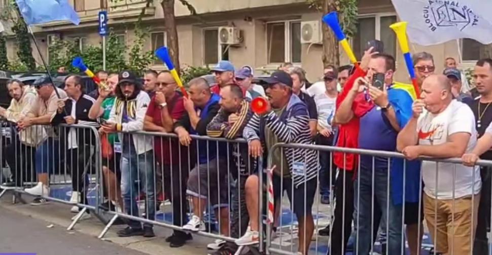 Protest la Ministerul Economiei. Angajații Damen: „Ne e foame. Nu mai avem bani din martie”. Miruță: „Vinovații sunt în altă parte” 1009739