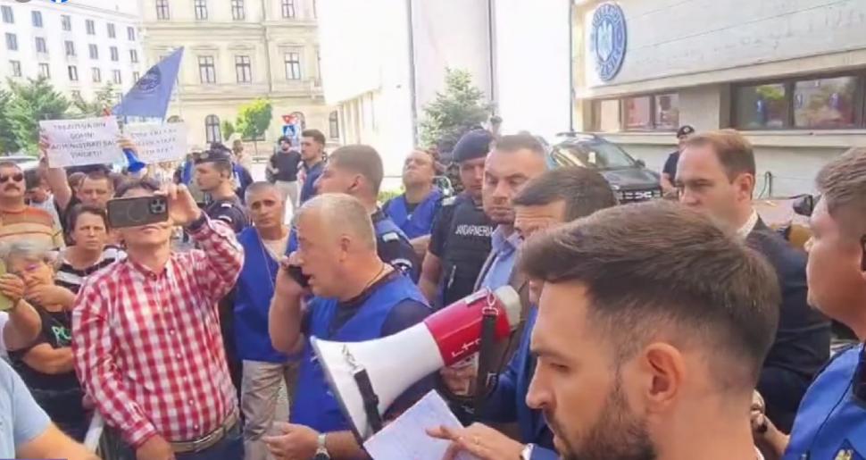 Protest la Ministerul Economiei. Angajații Damen: „Ne e foame. Nu mai avem bani din martie”. Miruță: „Vinovații sunt în altă parte” 1009742