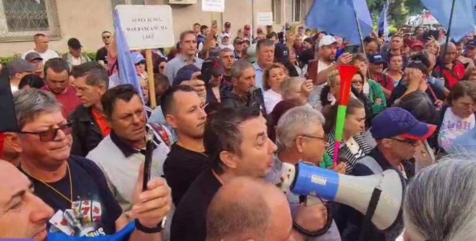 Protest la Ministerul Economiei. Angajații Damen: „Ne e foame. Nu mai avem bani din martie”. Miruță: „Vinovații sunt în altă parte” 1009743
