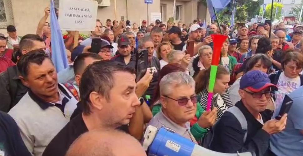 Protest la Ministerul Economiei. Angajații Damen: „Ne e foame. Nu mai avem bani din martie”. Miruță: „Vinovații sunt în altă parte” 1009744