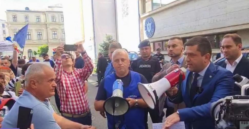 Protest la Ministerul Economiei. Angajații Damen: „Ne e foame. Nu mai avem bani din martie”. Miruță: „Vinovații sunt în altă parte” 1009745