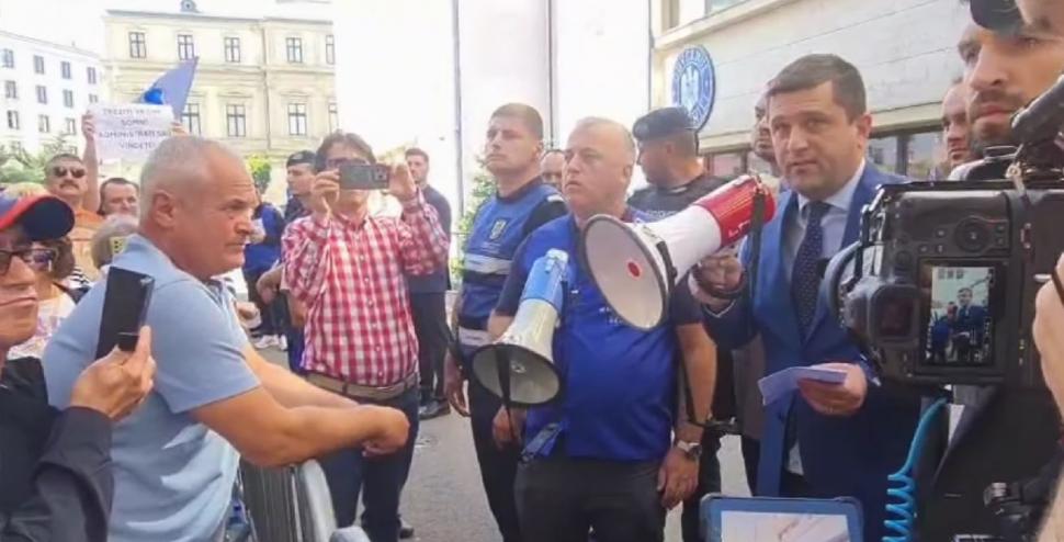 Protest la Ministerul Economiei. Angajații Damen: „Ne e foame. Nu mai avem bani din martie”. Miruță: „Vinovații sunt în altă parte” 1009746