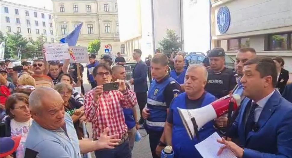 Protest la Ministerul Economiei. Angajații Damen: „Ne e foame. Nu mai avem bani din martie”. Miruță: „Vinovații sunt în altă parte” 1009747