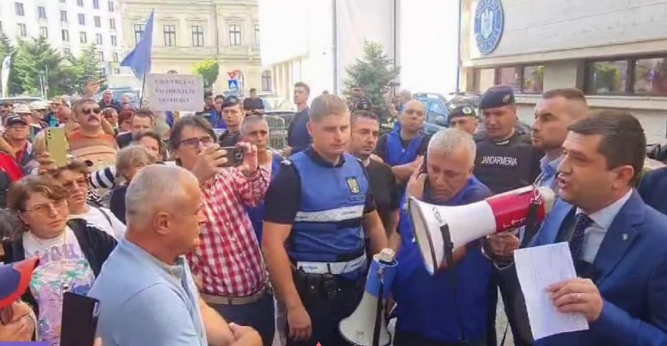 Protest la Ministerul Economiei. Angajații Damen: „Ne e foame. Nu mai avem bani din martie”. Miruță: „Vinovații sunt în altă parte” 1009748