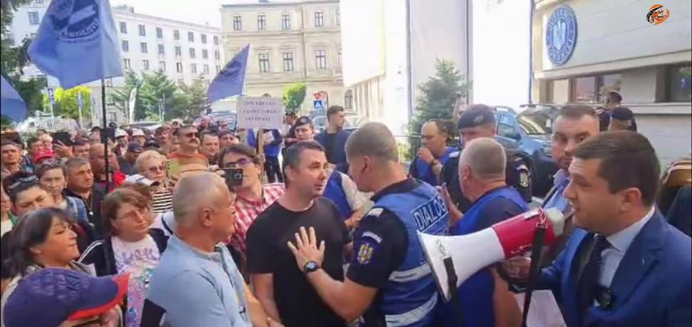 Protest la Ministerul Economiei. Angajații Damen: „Ne e foame. Nu mai avem bani din martie”. Miruță: „Vinovații sunt în altă parte” 1009749