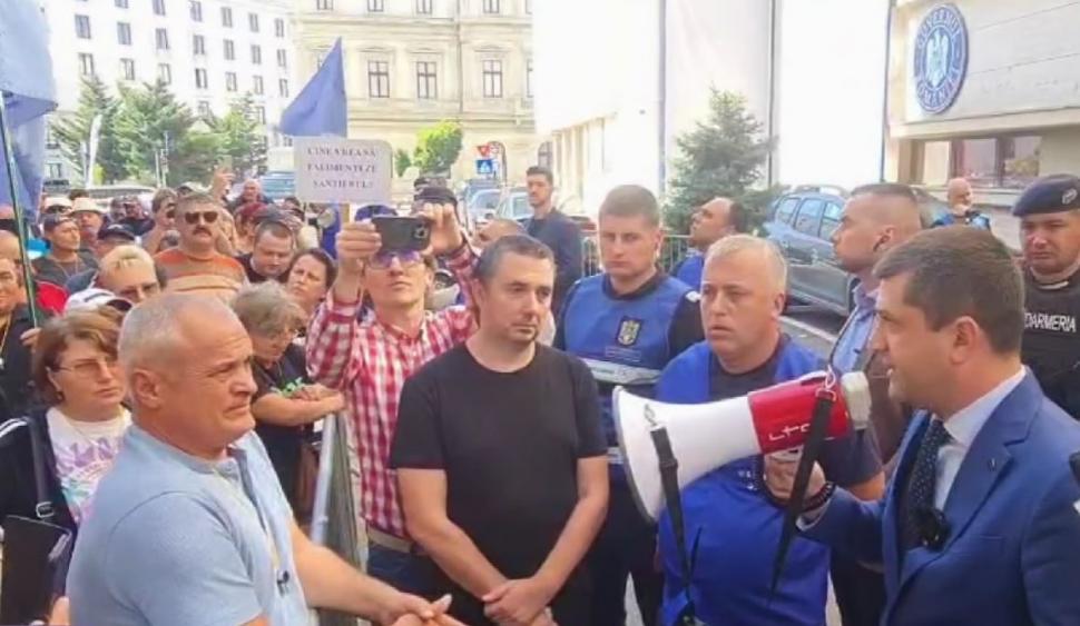 Protest la Ministerul Economiei. Angajații Damen: „Ne e foame. Nu mai avem bani din martie”. Miruță: „Vinovații sunt în altă parte” 1009750
