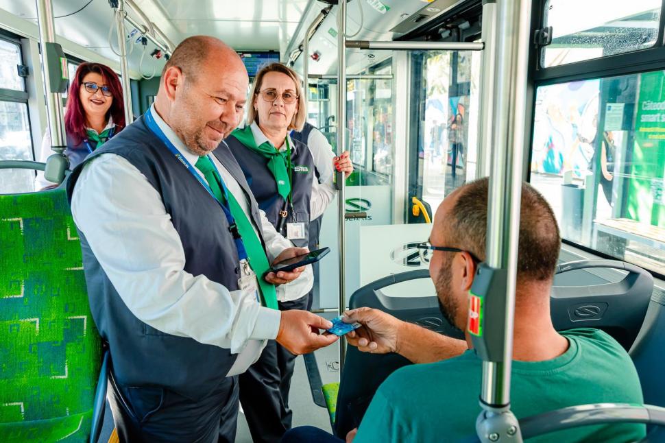 Controlorii STB au primit uniforme noi. Stelian Bujduveanu: "De ce? Pentru că meritaţi un transport civilizat" 1009839