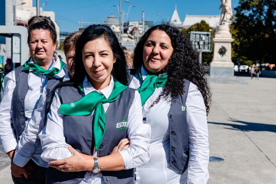 Controlorii STB au primit uniforme noi. Stelian Bujduveanu: "De ce? Pentru că meritaţi un transport civilizat" 1009885