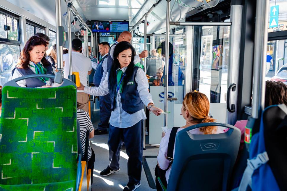 Controlorii STB au primit uniforme noi. Stelian Bujduveanu: "De ce? Pentru că meritaţi un transport civilizat" 1009886