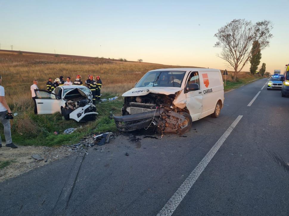 O mașină și o dubiță s-au ciocnit violent în Iași. O femeie a murit, băiatul ei a fost rănit și a fost dus la spital 1009554