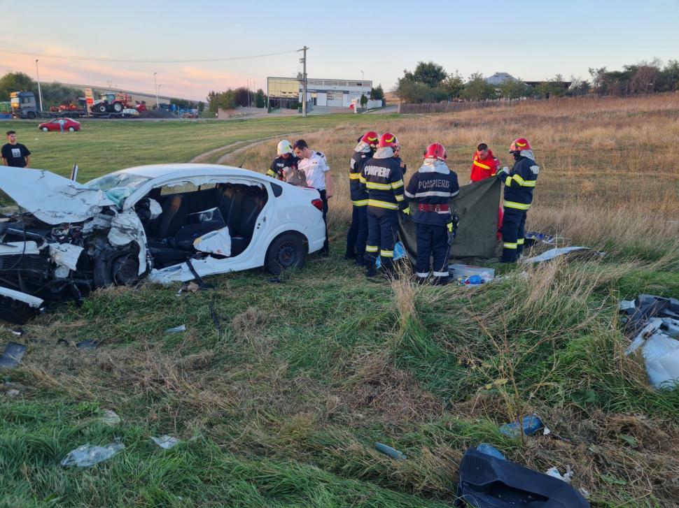 O mașină și o dubiță s-au ciocnit violent în Iași. O femeie a murit, băiatul ei a fost rănit și a fost dus la spital 1009555