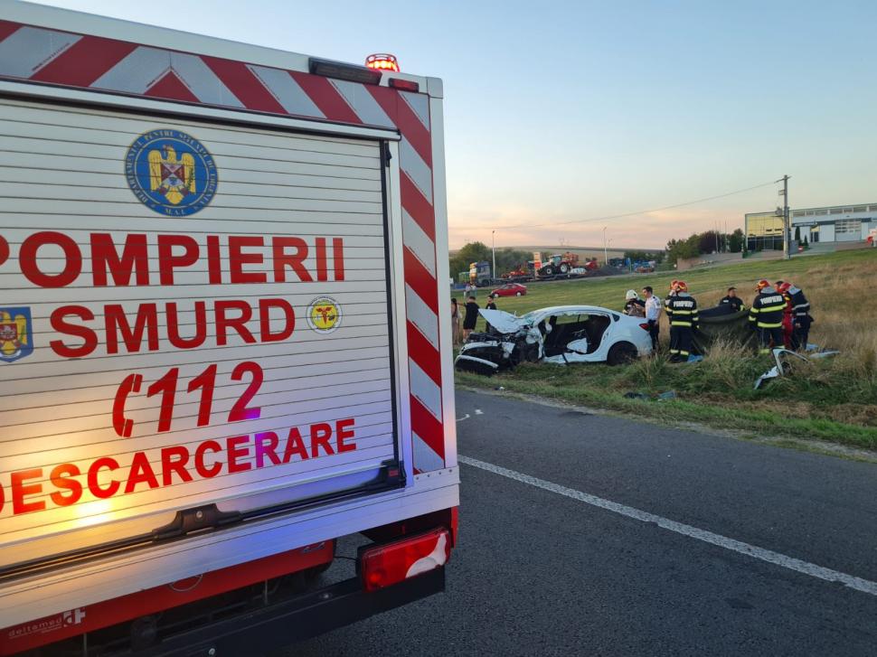O mașină și o dubiță s-au ciocnit violent în Iași. O femeie a murit, băiatul ei a fost rănit și a fost dus la spital 1009556