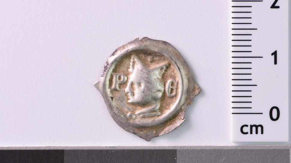 Un muncitor în construcții a descoperit cu totul întâmplător o comoară secretă ascunsă de 700 de ani în pământ 1009618