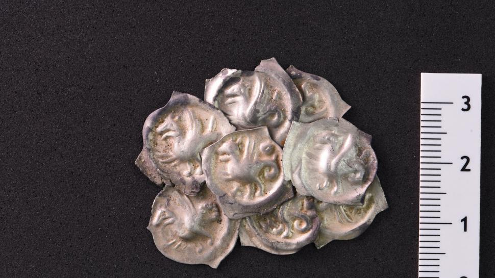 Un muncitor în construcții a descoperit cu totul întâmplător o comoară secretă ascunsă de 700 de ani în pământ 1009619