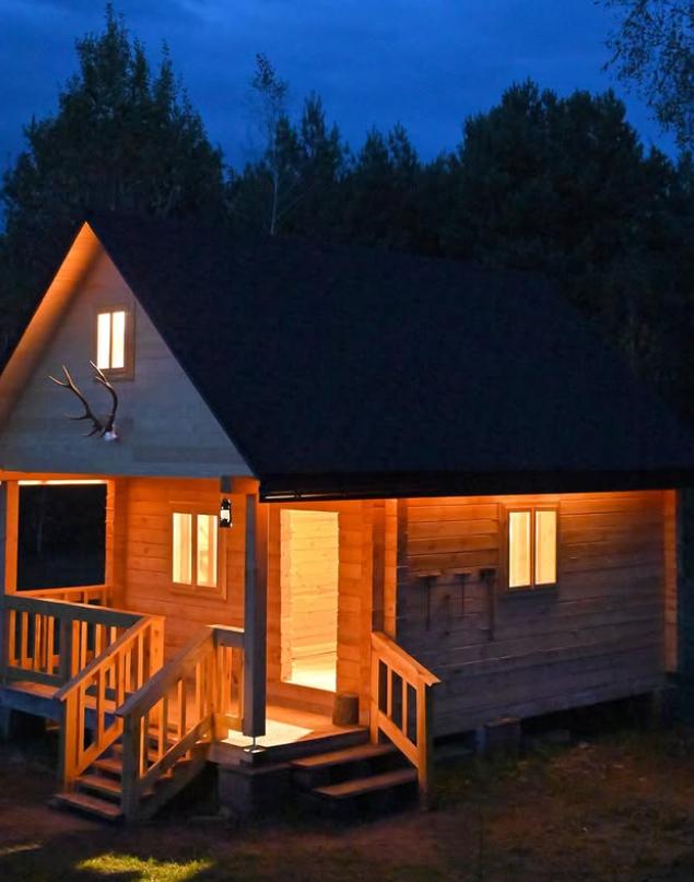 Un tânăr de 23 de ani și-a construit singur o casă cu 3.000 de euro și ce a găsit prin pădure 1009760