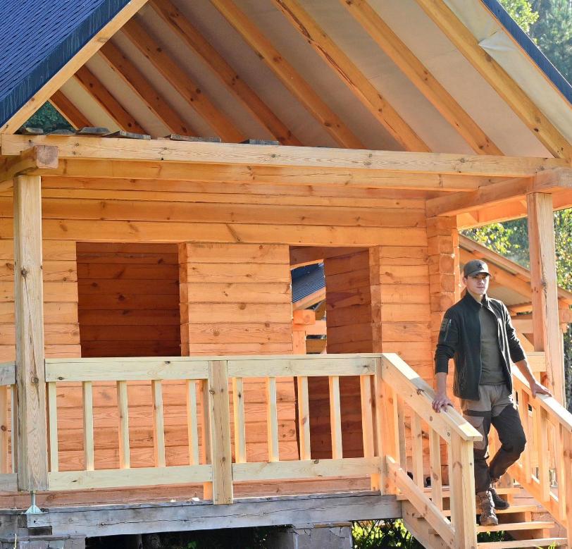 Un tânăr de 23 de ani și-a construit singur o casă cu 3.000 de euro și ce a găsit prin pădure 1009761